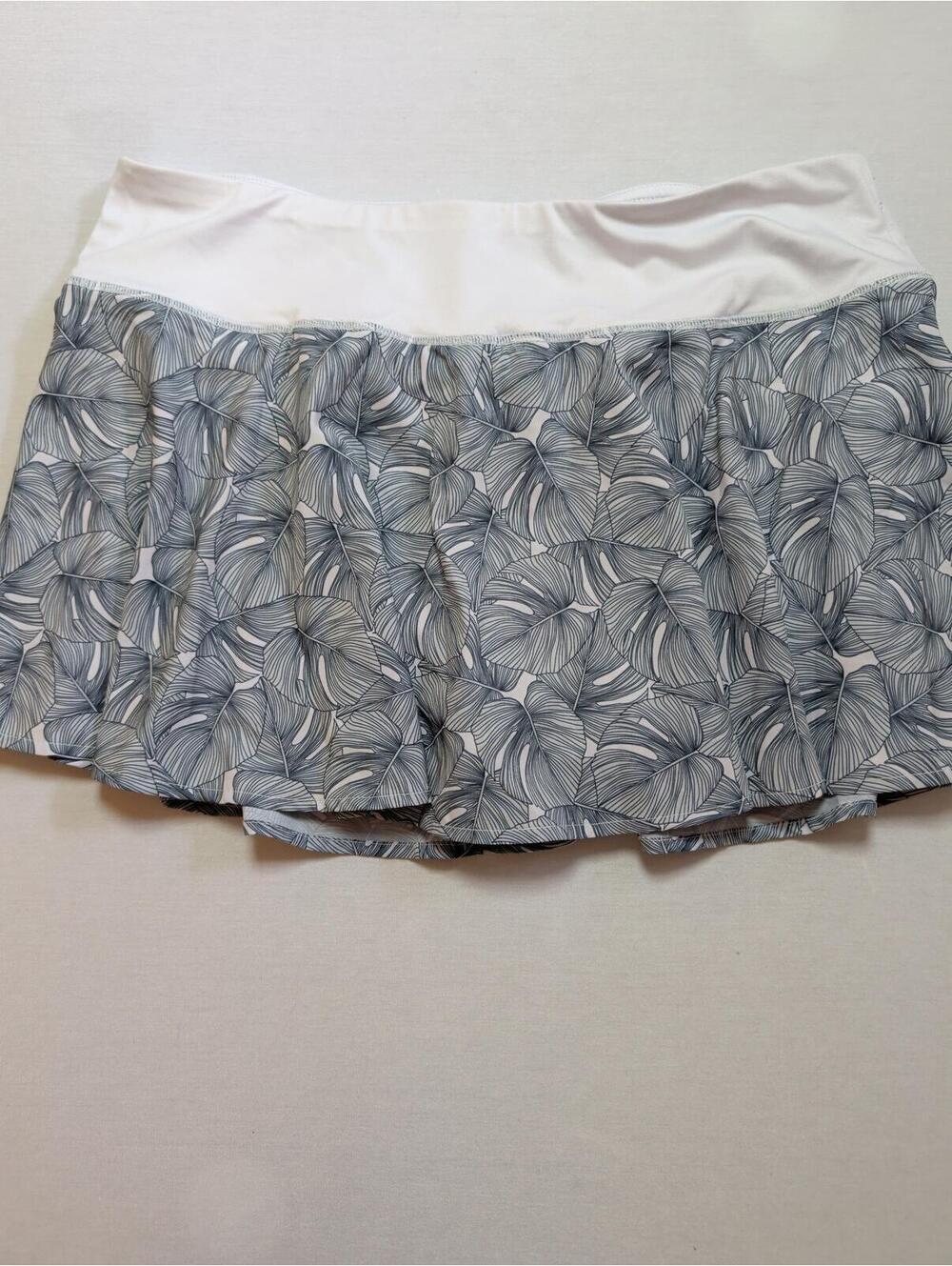 Kyodan Women's Athletic Skort with Leaf Pattern Size M
